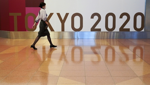 Dekoracja z okazji Igrzysk Olimpijskich Tokio 2020, na lotnisku w Tokio.