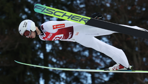 Kacper Tomasiak podczas zawodów Pucharu Świata w skokach narciarskich