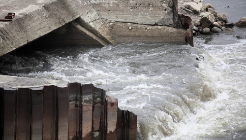 Warszawa: Z kolektora ściekowego wciąż wlewa się do Wisły cuchnąca ciecz