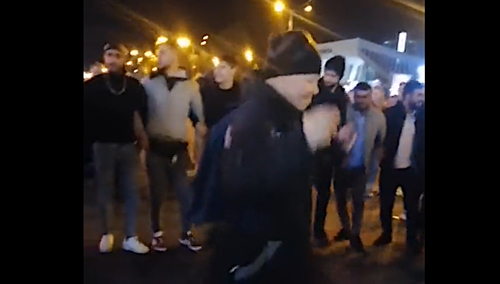 imigranci tańczą na ulicach Mińska przed wyjazdem na granicę