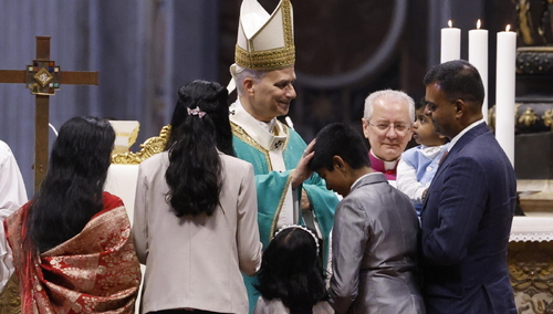 Leon XIV błogosławiący zebranych w czasie Jubileuszu Ubogich