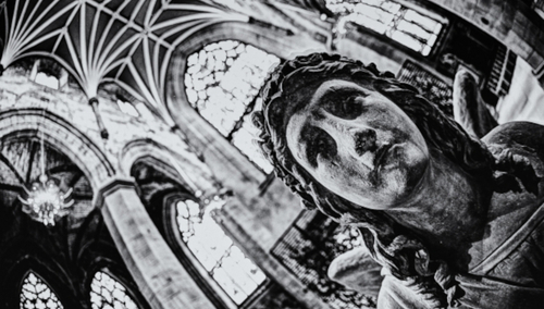 Figura w kościele. Ilustracja poglądowa