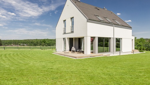 Dom w planie kwadratu - mały i energooszczędny: TOP 3 projekty jednorodzinnych ergonomicznych domów