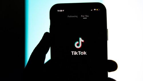 Włochy: Śmierć 10-latki po próbie wykonania challenge'u na TikToku. Rząd blokuje aplikację