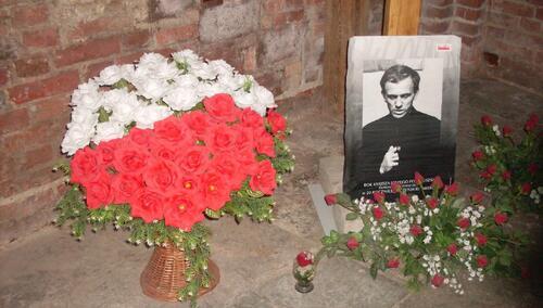 Fragment pomnika Jerzego Popiełuszki w kościele św. Brygidy w Gdańsku