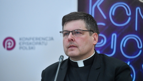 Ks. Grzegorz Adamski podczas konferencji prasowej