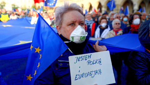 [VIDEO] Demonstracja w Krakowie. "Do hymnu!" i... włączają "Odę do radości"