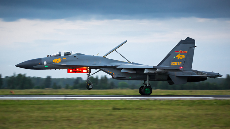 Chiński myśliwiec J-11