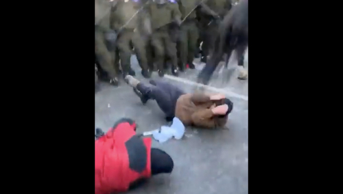Konna policja stratowała demonstrantów. Szokujące nagrania z Kanady [WIDEO]