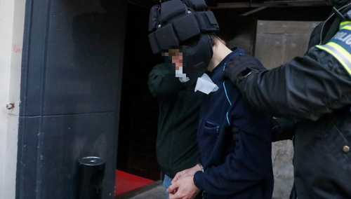 Podejrzany o zabójstwo pracownicy Uniwersytetu Warszawskiego wyprowadzany po zakończeniu przesłuchania z siedziby Prokuratury dla Warszawy-Śródmieścia