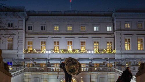 Prezydent Karol Nawrocki wniósł choinkę do Pałacu Prezydenckiego