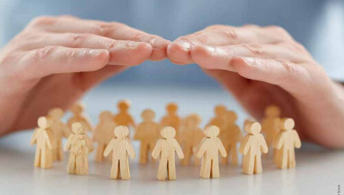 Dłonie chroniące drewniane ludziki