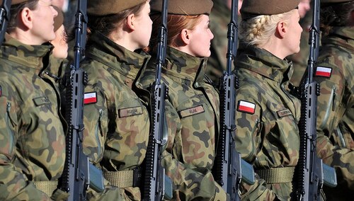 Kobiety, żołnierze WOT z karabinkami Grot