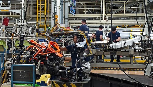 Linia montażowa w jednej z fabryk Stellantis - zdjęcie poglądowe