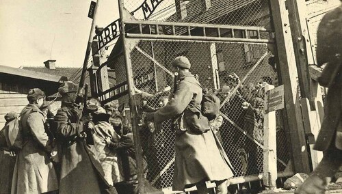 27 stycznia 1945 r. w trakcie wyzwalania obozu nie zostały wykonane żadne zdjęcia. Po pewnym czasie sowieccy operatorzy filmowi próbowali odtworzyć moment oswobodzenia