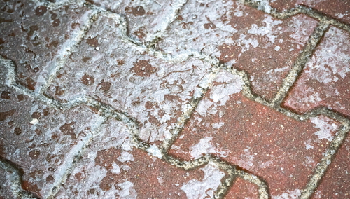 Poznań. Gołoledź po opadach marznącego deszczu