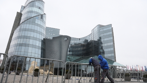 Barierki przed siedzibą TVP