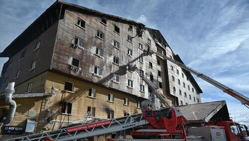 Zniszczenia po pożarze w hotelu w ośrodku narciarskim Kartalkaya w Turcji