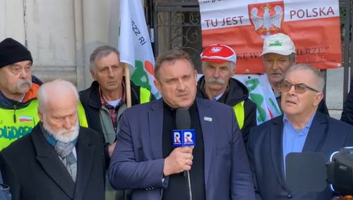 Rolnicy z Solidarności RI po wyjściu z gmachu Ministerstwa Rolnictwa
