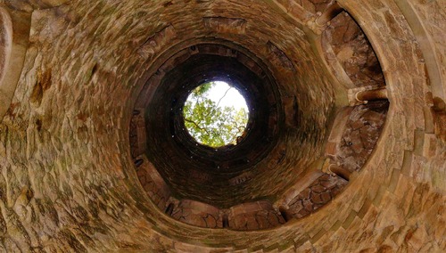 Kobieta wpadła do studni