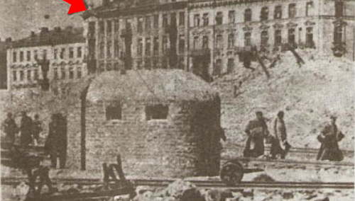 Zdjęcie ukazujące miejsce wywieszenia flag na kamienicy przy pl. Muranowskim