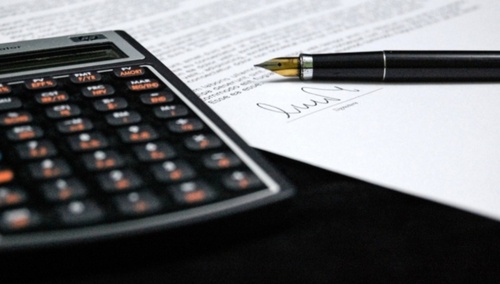 Kalkulator i dokumenty, zdjęcie poglądowe