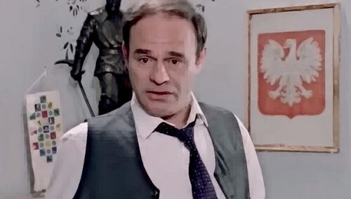 Mężczyzna, z tyłu godło z orłem