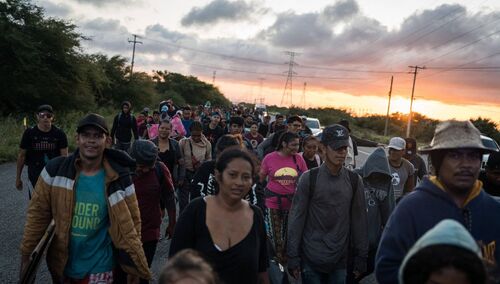 Fala imigrantów zmierzająca z Meksyku do granicy z USA