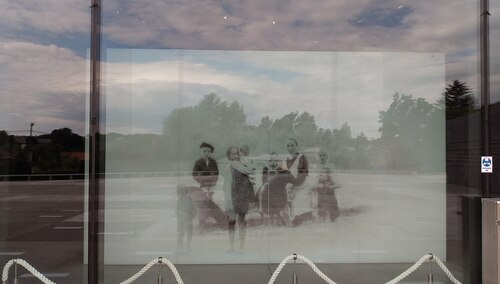 Wiktoria Ulma z dziećmi - zdjęcie wykonane przez Józefa Ulmę. Muzeum w Markowej