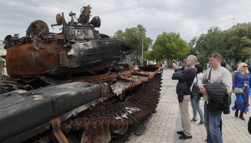 Ukraińcy oglądają zniszczony rosyjski czołg