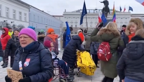 „Modlę się do Pana, żeby zabrał karakana”. Uliczna opozycja pod Pałacem Prezydenckim [VIDEO]