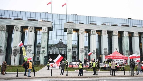 Budynek Sądu Najwyższego w Warszawie podczas posiedzenia połączonych izb: Kontroli Nadzwyczajnej i Spraw Publicznych
