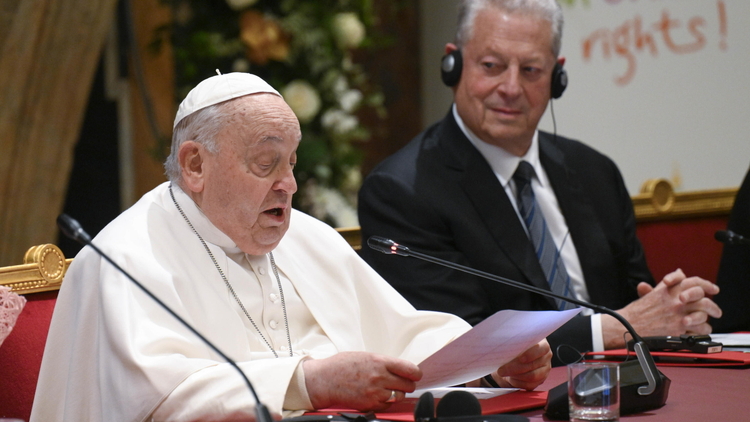 Od lewej: Franciszek, Al Gore