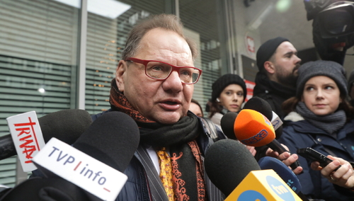 Członek PKW Ryszard Kalisz przed siedzibą PKW w Warszawie