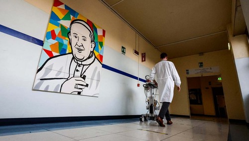 Papież Franciszek nadal jest w ciężkim stanie