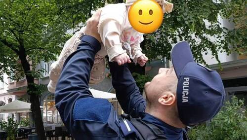 Policjant, sierż. Michał Czabrowski z dzieckiem