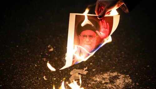 Demonstranci podpalają portrety ajatollah Alego Chamenei