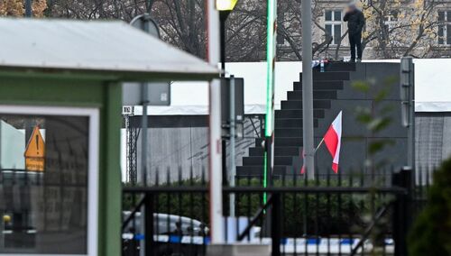 Mężczyzna na Pomniku Smoleńskim