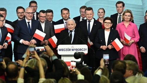 Warszawa, 07.04.2024. Wybory samorządowe 2024. Prezes PiS Jarosław Kaczyński przemawia w siedzibie PiS przy ul. Nowogrodzkiej 