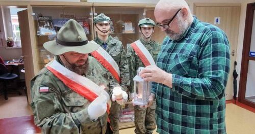 Betlejemskie Światło Pokoju przekazane Solidarności
