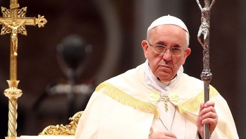 Papież Franciszek z krzyżem Jana Pawła II