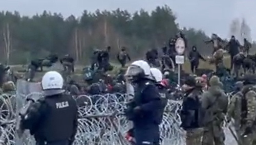 Migranci przy przejściu granicznym w Kuźnicy