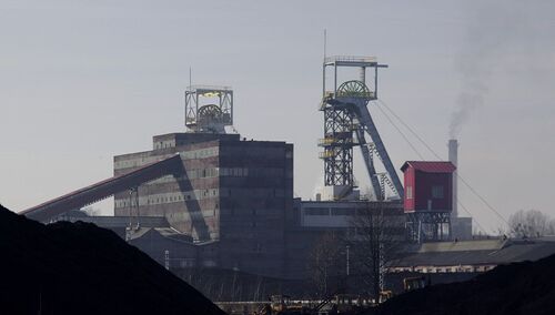 Kopalnia węgla kamiennego Bobrek-Piekary, ruch Bobrek w Bytomiu, wieże wyciągowe szybów Bolesław i Józef. 