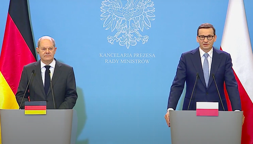 Od lewej: kanclerz Olaf Scholz, premier Mateusz Morawiecki