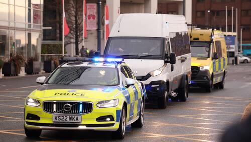 Konwój policyjny przewożący zabójcę dziewczynek z Southport 