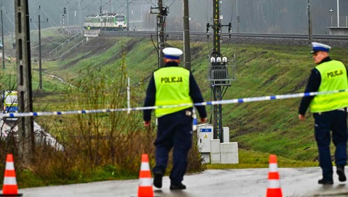 Działania służb przy zniszczonym fragmencie torowiska na trasie Dęblin-Warszawa przy stacji kolejowej w okolicy miejscowości Mika