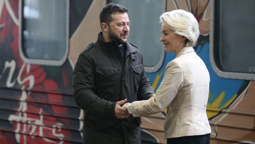 Przewodnicząca Komisji Europejskiej Ursula von der Leyen oraz prezydent Ukrainy Wołodymyr Zełenski