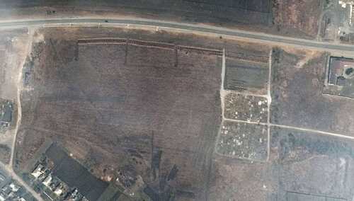 300-metrowa zbiorowa mogiła koło Mariupola. Szokujące zdjęcia satelitarne [FOTO]