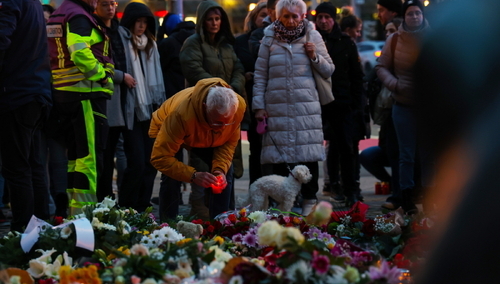 Ludzie opłakujący tragiczne zdarzenie w Magdeburgu