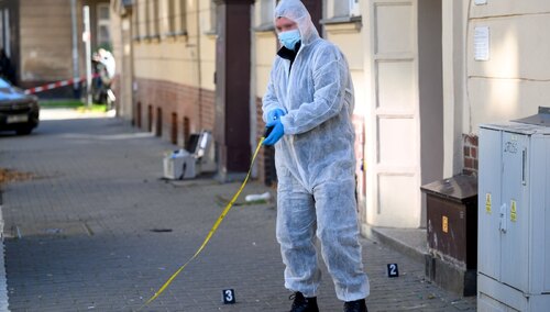 Policyjny ekspert w miejscu ataku nożownika w rejonie skrzyżowania ulic Łukaszewicza i Karwowskiego na poznańskim Łazarzu